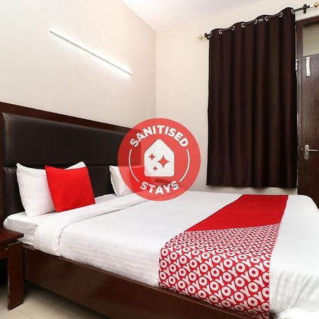 Oyo 14832 Hotel Rooftop Panchkula Exterior photo