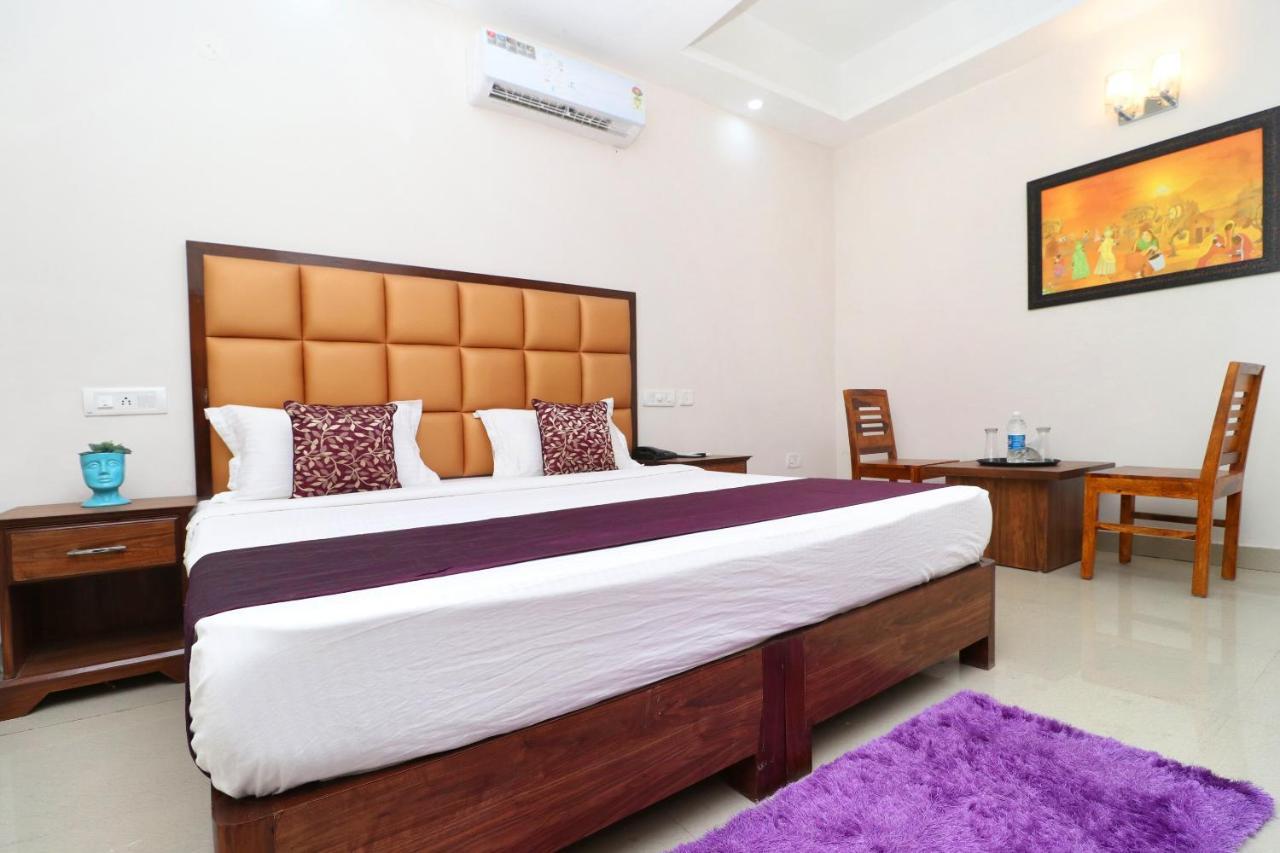 Oyo 14832 Hotel Rooftop Panchkula Exterior photo